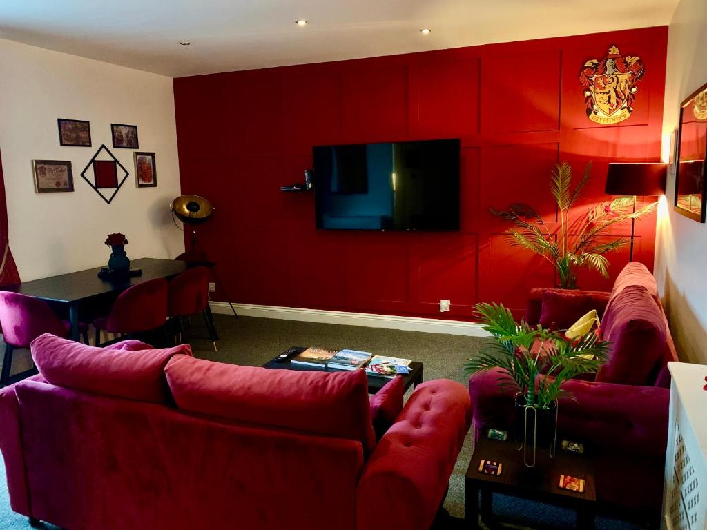 阿尼克The Wizard's Loft的客厅设有红色的墙壁和红色的家具