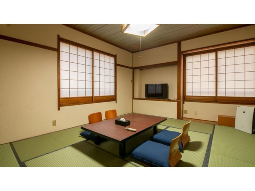 坂井市Taiheian - Vacation STAY 57388v的客房设有桌椅和窗户。