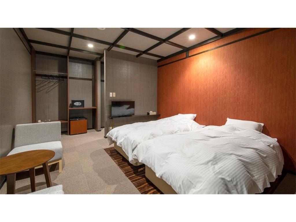 坂井市Taiheian - Vacation STAY 57423v的卧室配有一张白色的大床和一张桌子