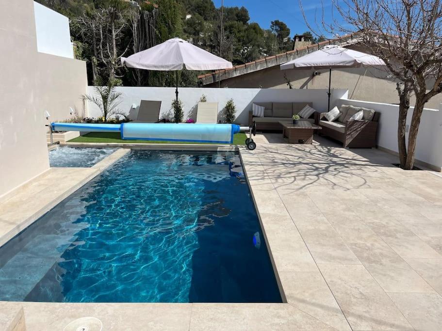 ValliranaLux@Spa2的后院的游泳池,泳池的蓝色泳池面