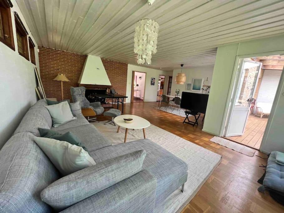 赫尔湾Cozy house near the sea的客厅配有灰色的沙发和桌子