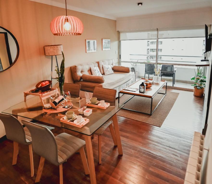 萨尔塔Sarmiento Suites Premium的客厅配有桌子和沙发