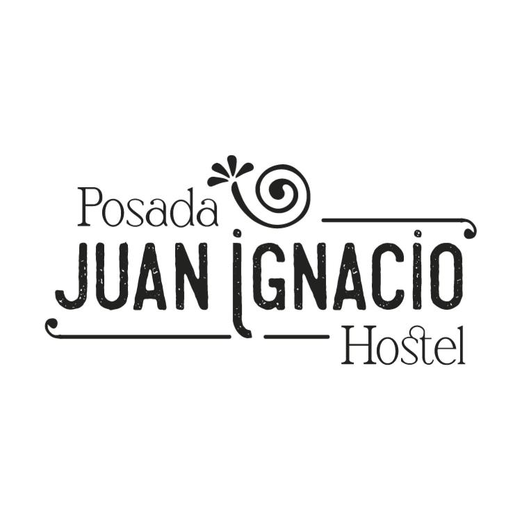罗萨里奥Hostel Posada Juan Ignacio的朱美拉酒店黑白标志