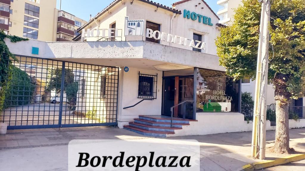 维纳德马HOTEL BORDEPLAZA - ex Monterilla的带有读取巴拉戈加扎标志的建筑物