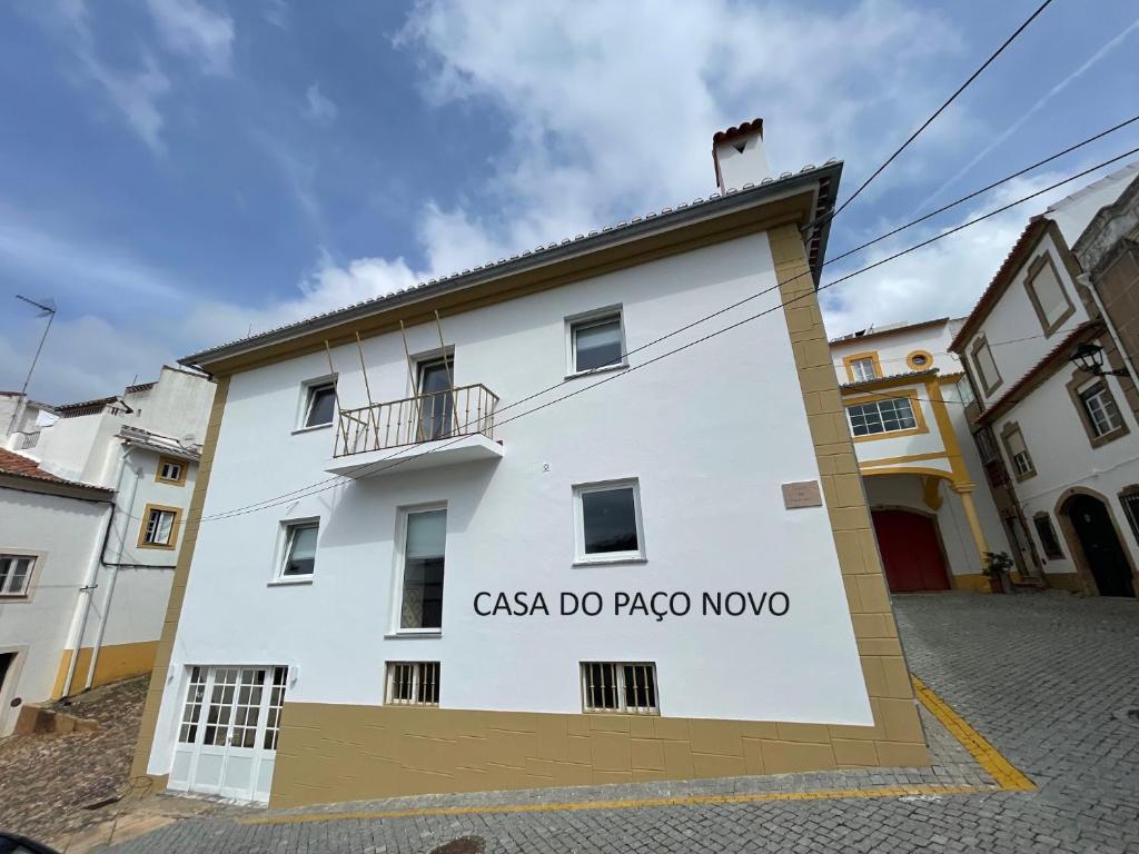 维迪堡CASA DO PAÇO NOVO的一座有标志的建筑,上面写着一个读卡萨多里卡波诺的标志