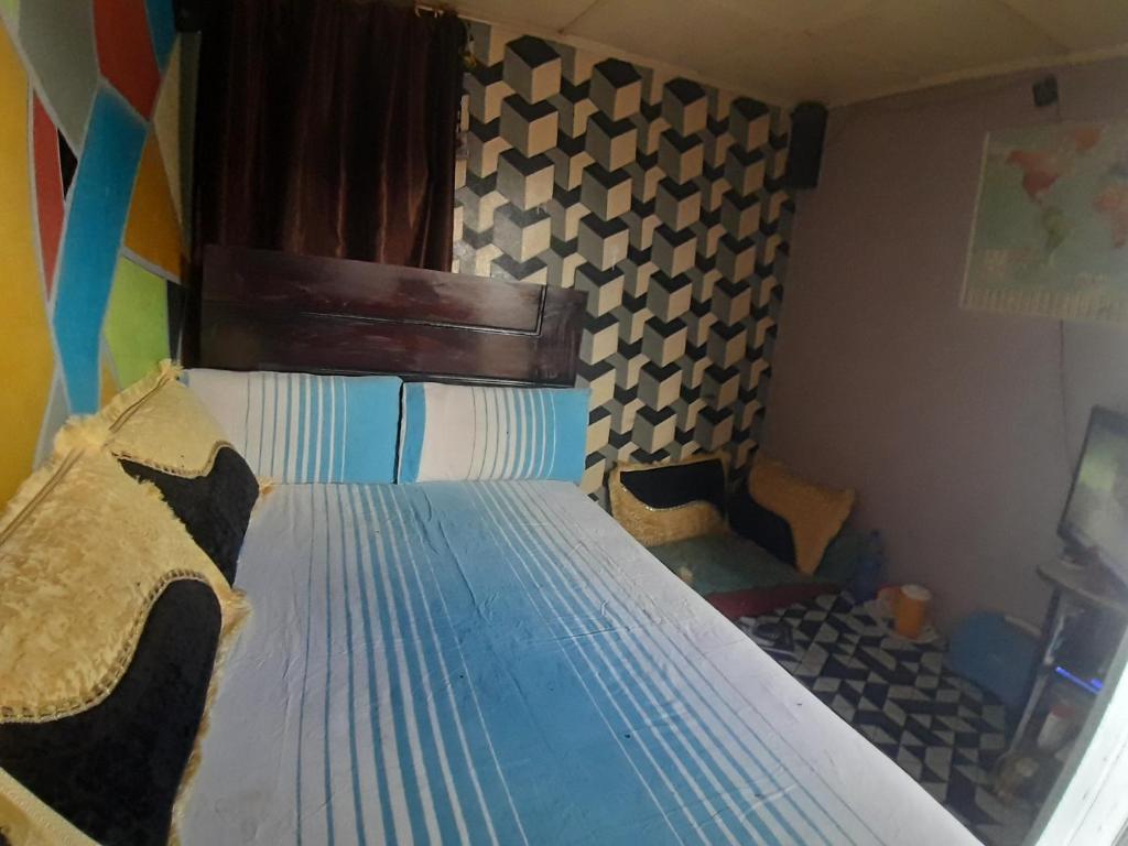 HārerPaw's Cozy room的一间卧室配有一张带木制床头板的床