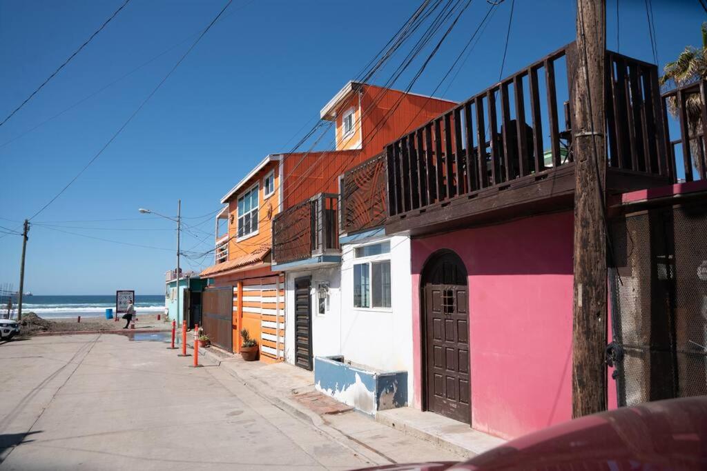 罗萨里托Be steps away from the beach - Downtown Rosarito的海边街道上的一排建筑物