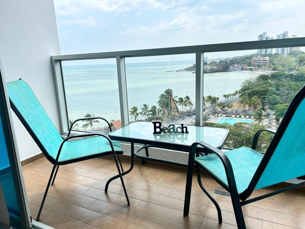 查梅Condo Gorgona Beach Apartamento de Lujo de 2 Habitaciones的海景客房内的桌椅