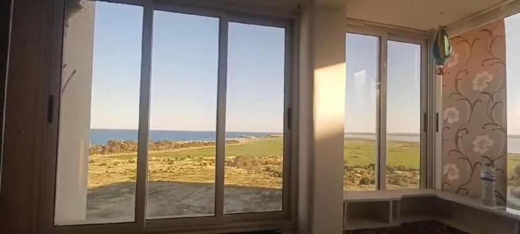 海尔盖莱Hergla Sea view apartment & room的客房设有3扇窗户,享有海景。