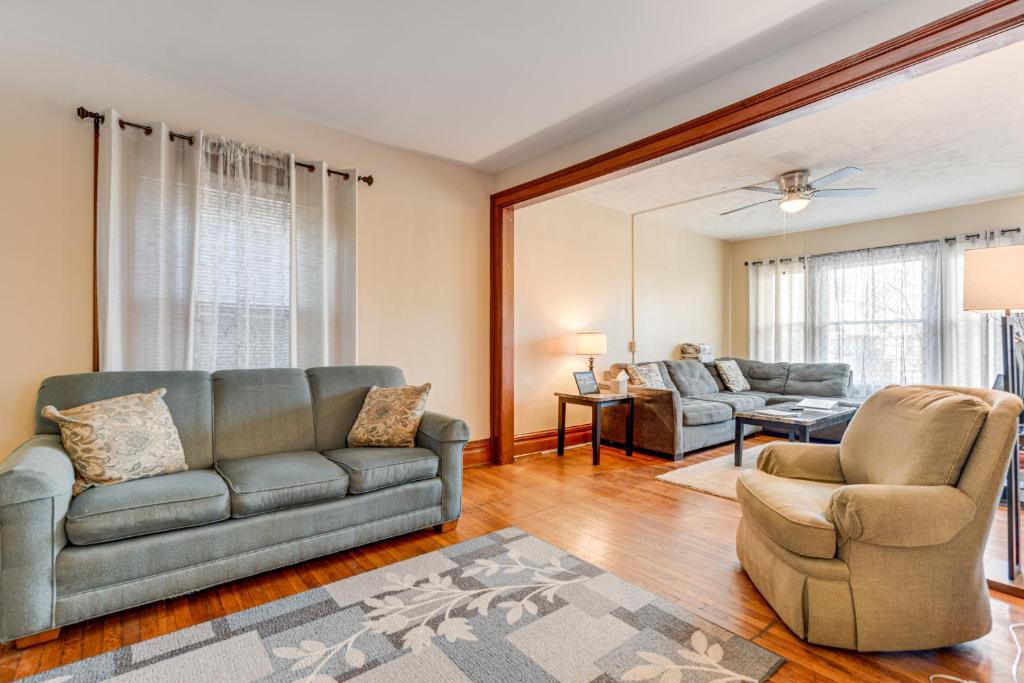 布法罗Buffalo Apt with Balcony about 3 Mi to Downtown!的客厅配有沙发和两把椅子