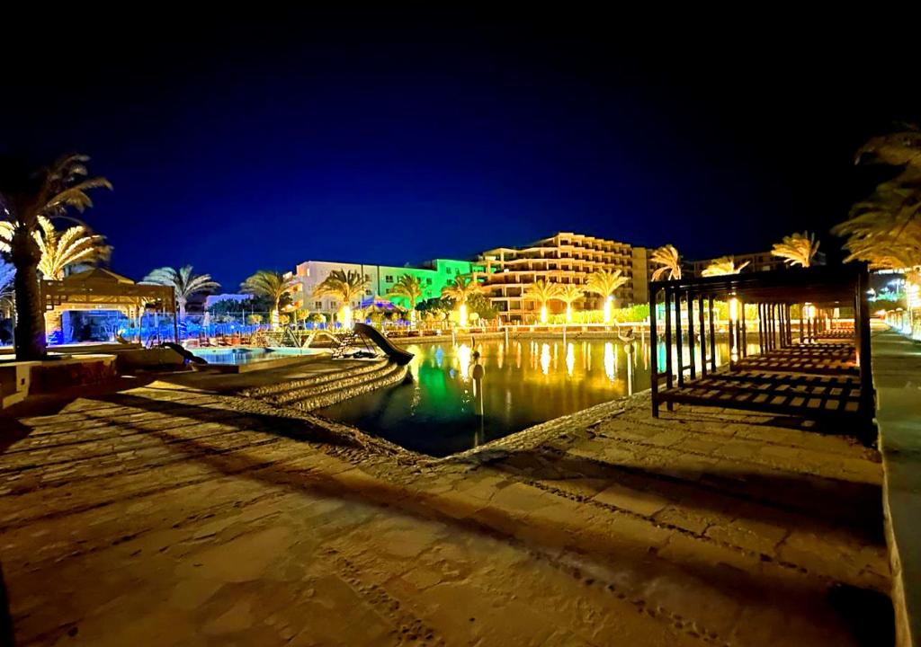 赫尔格达Davinci Beach Hotel的享有度假村的夜景,享有水域
