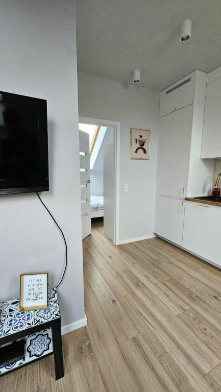 卢布林Apartamenty Nowickiego的客厅设有壁挂式平面电视。