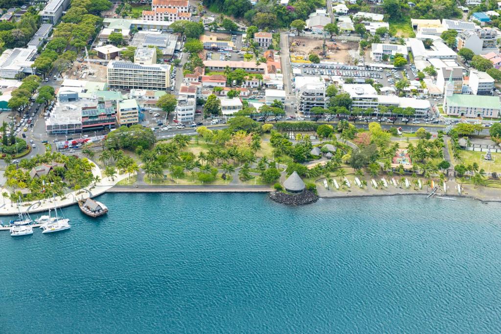 帕皮提Anani Paofai的水中船只的城市空中景观