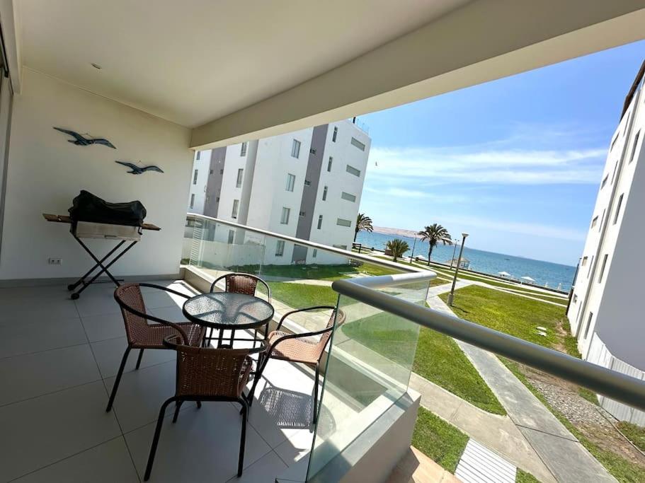 帕拉卡斯VISTAMAR PARACAS Depa de playa la mejor vista的阳台配有桌椅,享有海景。