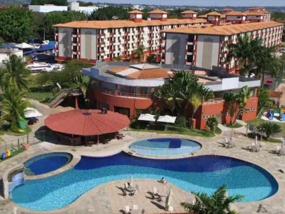 巴西利亚Belo Flat Resort Lake Side Beira Lago的享有度假胜地的空中景致,设有2个游泳池