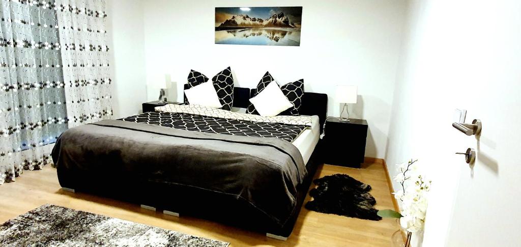 林茨3-Zimmer- Wohnung in Traun, nähe Linz und Wels的一间位于客房内的带黑色床的卧室