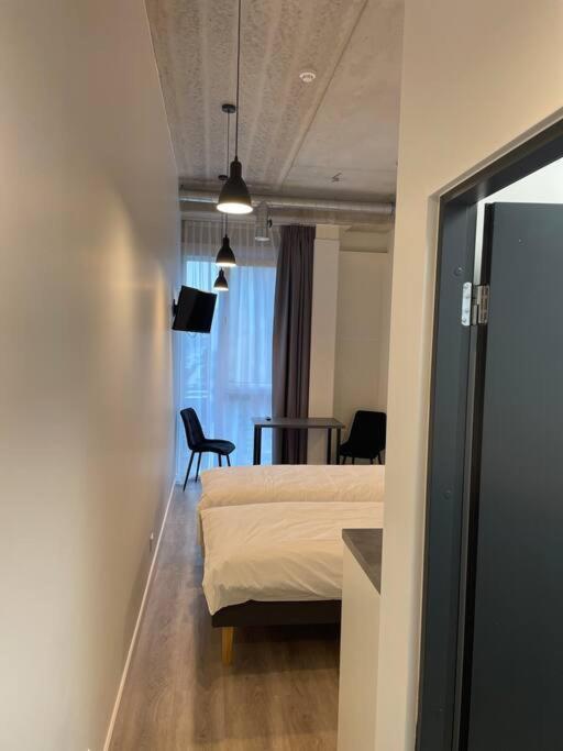 克雷廷加Apartment Loftas13-5的卧室配有一张床和一张桌子