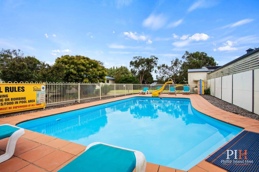卡尔斯Phillip Island Family Resort 2Bdr的一个带滑梯的游泳池和一个游乐场