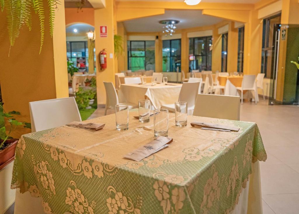 里奥哈Hotel Bombonaje的一张桌子上贴着绿色和白色的桌布