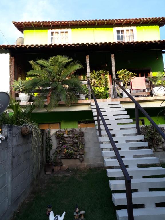 卡波布里奥Casa Verde do Peró的通往植物之家的楼梯