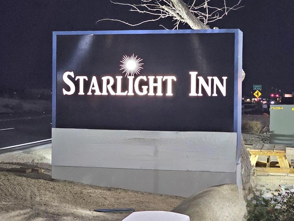 二十九棕榈村Starlight Inn Joshua Tree - 29 Palms的路旁星空旅馆标志