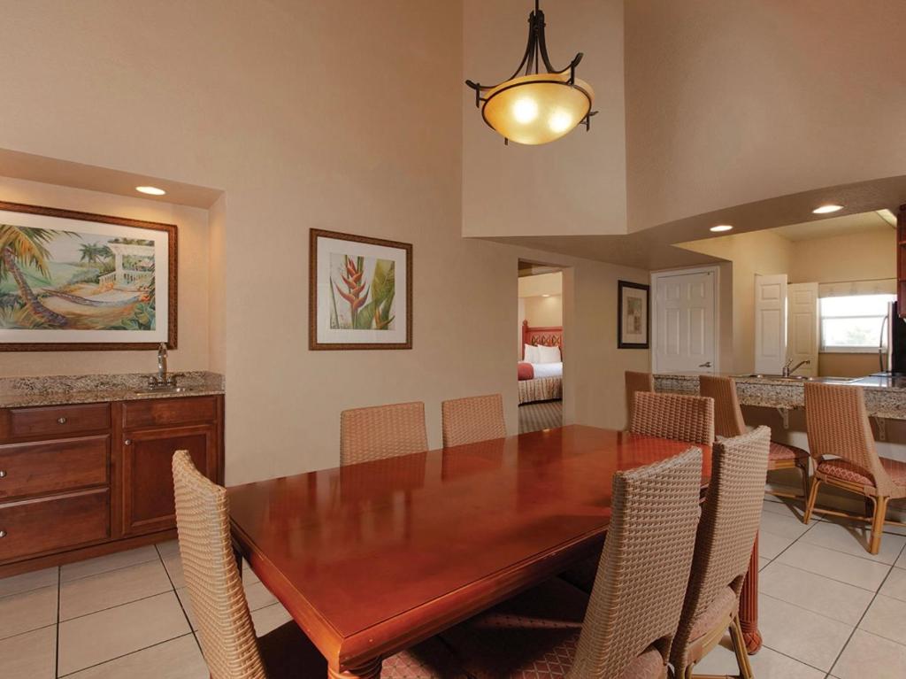 奥兰多Westgate town center resort的一间带木桌和椅子的用餐室