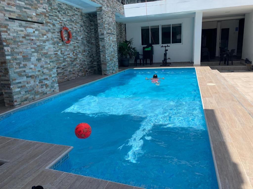 圣安德烈斯Hotel Las Gaviotas的在一个游泳池里游泳的人,在水中玩球
