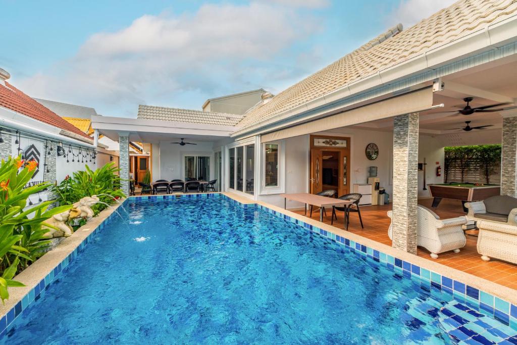 南芭堤雅Pattaya Private Villa - Pool,Sauna,Snooker,BBQ的一座带游泳池和房子的别墅