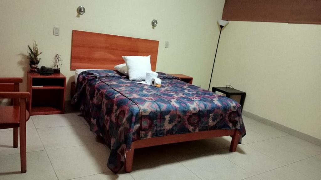 伊基托斯Hotel Las Palmeras Iquitos的一间卧室,配有一张带两个泰迪熊的床
