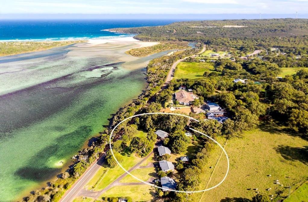 丹马克Spring Bay Villas, Denmark, WA的海洋旁房子的空中景观