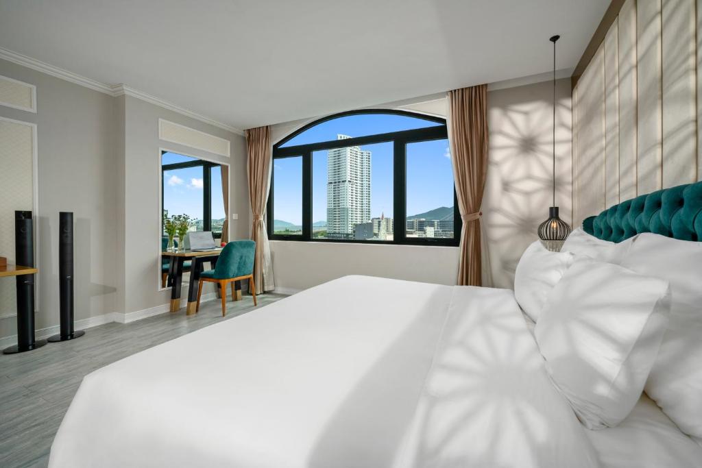 岘港Lupin Center Da Nang Hotel的卧室设有白色的床和大窗户