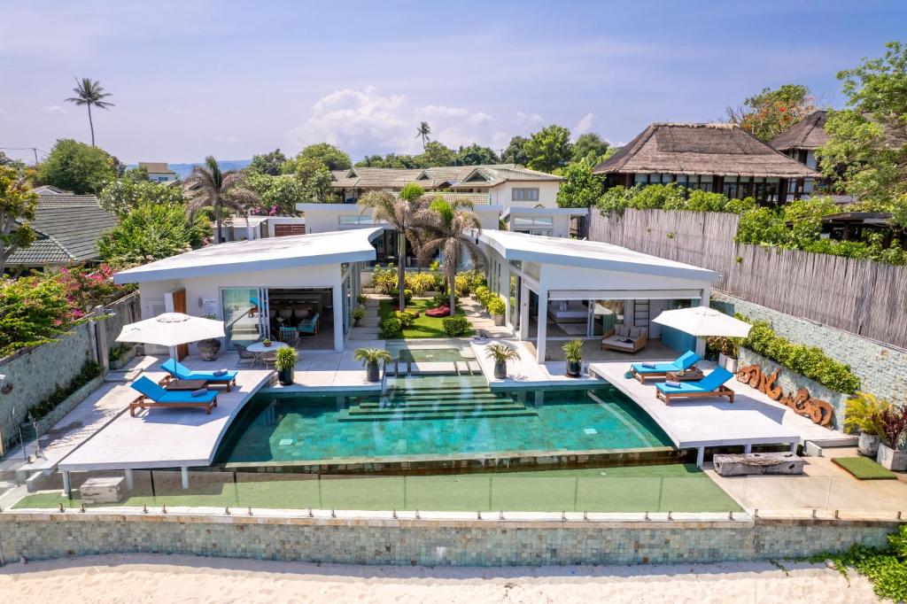 曾蒙海滩Villa Playa Samui的享有带游泳池的房屋的空中景致