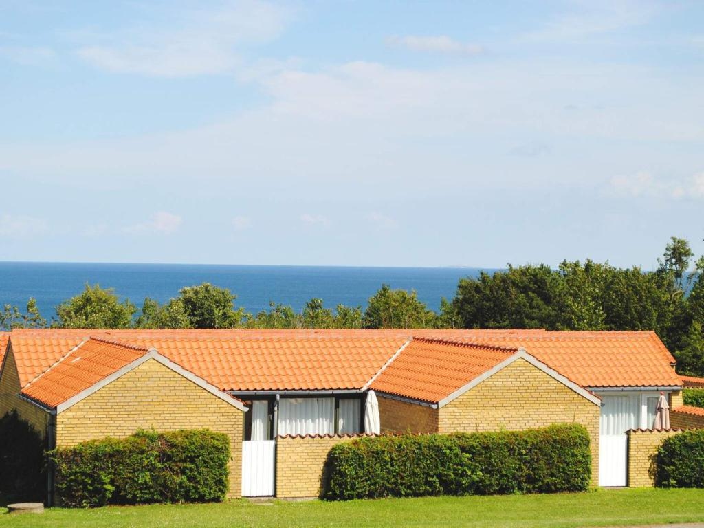 阿灵厄4 person holiday home in Allinge的一排带橙色屋顶的房屋
