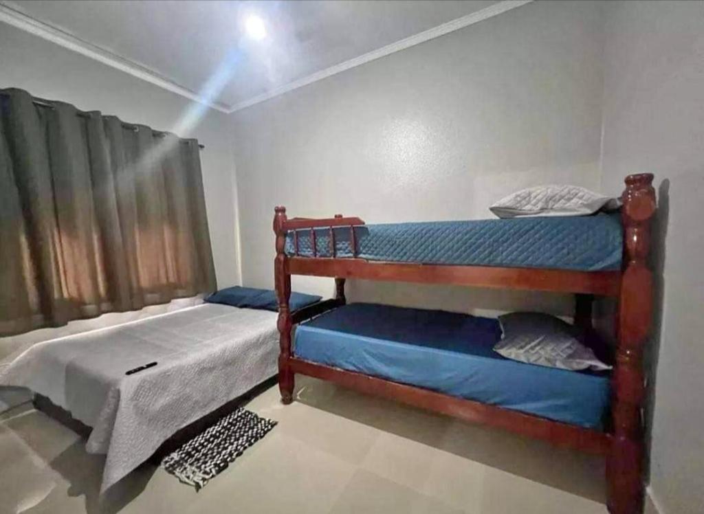 蒙加瓜Apartamento Praia de Mongaguá的一间卧室配有两张双层床。
