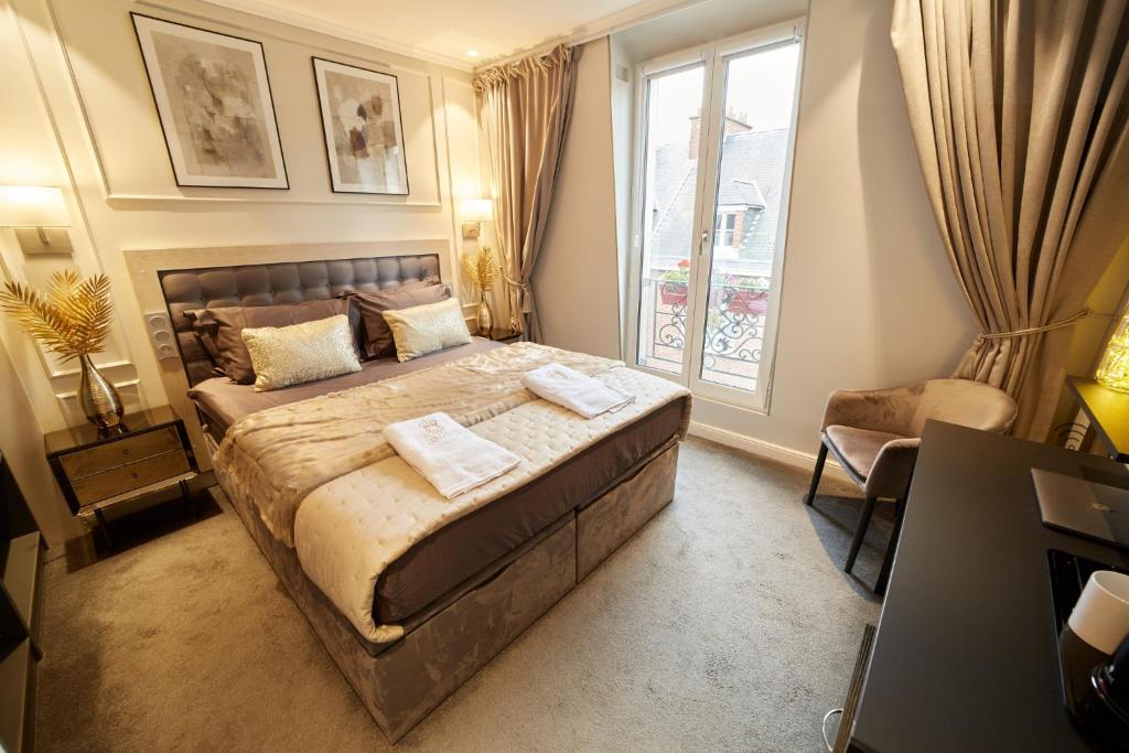 亚眠LES PERLES AMIENOISES✩BLACK PEARL☆HYPER CENTRE☆的一间卧室设有一张大床和一个窗户。