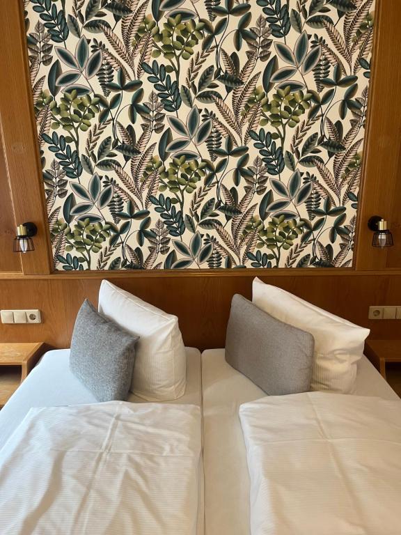 巴特维尔德巴德Hotel Sonne by Mastiff的一张床上有两个枕头的房间