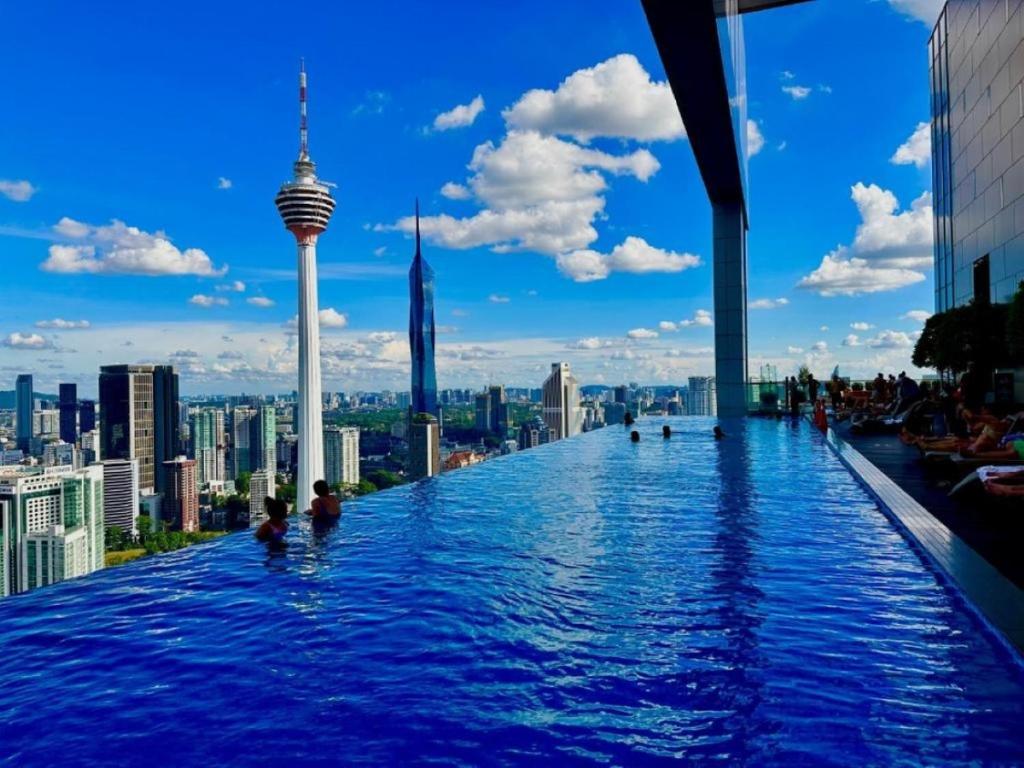 吉隆坡Platinum Sky Park Kuala Lumpur的一座城市天际线建筑的顶部的无边泳池