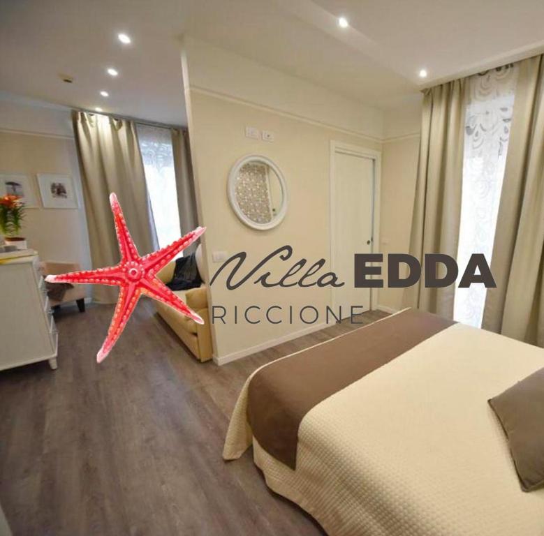 里乔内埃达别墅酒店的卧室配有一张床,地板上还有海星