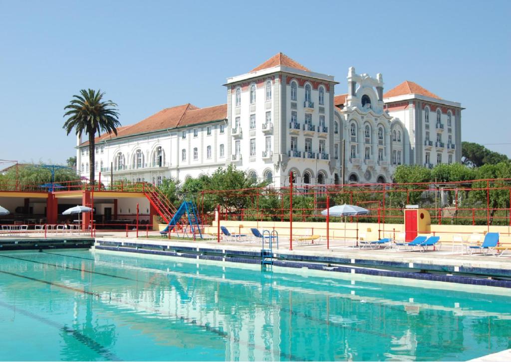 库里亚Curia Palace Hotel & Spa的一座大建筑前的游泳池