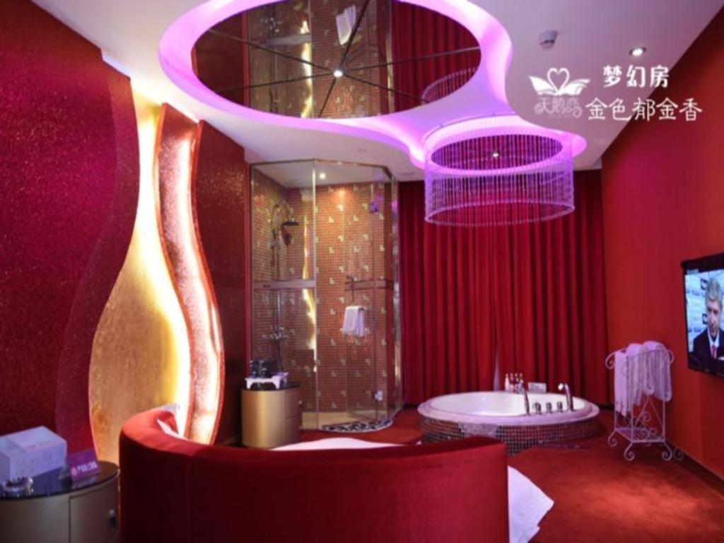 深圳Swan of Love Shenzhen Nanshan hotel的一间带浴缸和大镜子的浴室