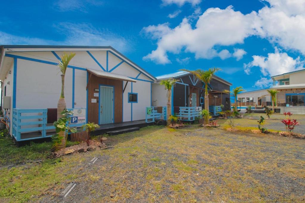 奄美Repos Terrace - Vacation STAY 97966v的院子里一排种有棕榈树的房屋