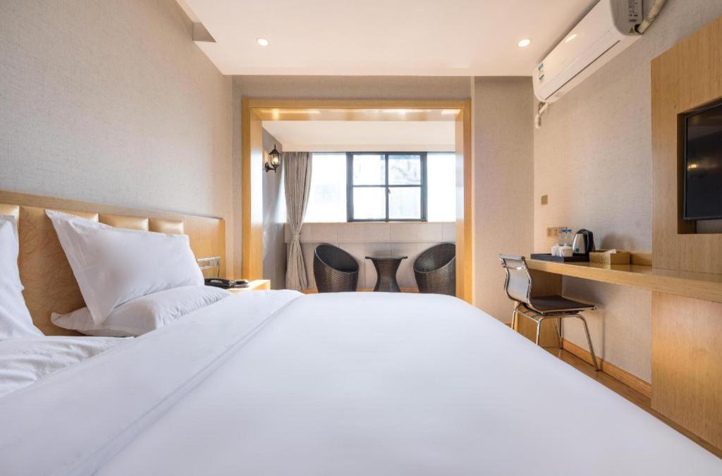 Hanting Hotel Shanghai Waitan Jiujiang Road客房内的一张或多张床位