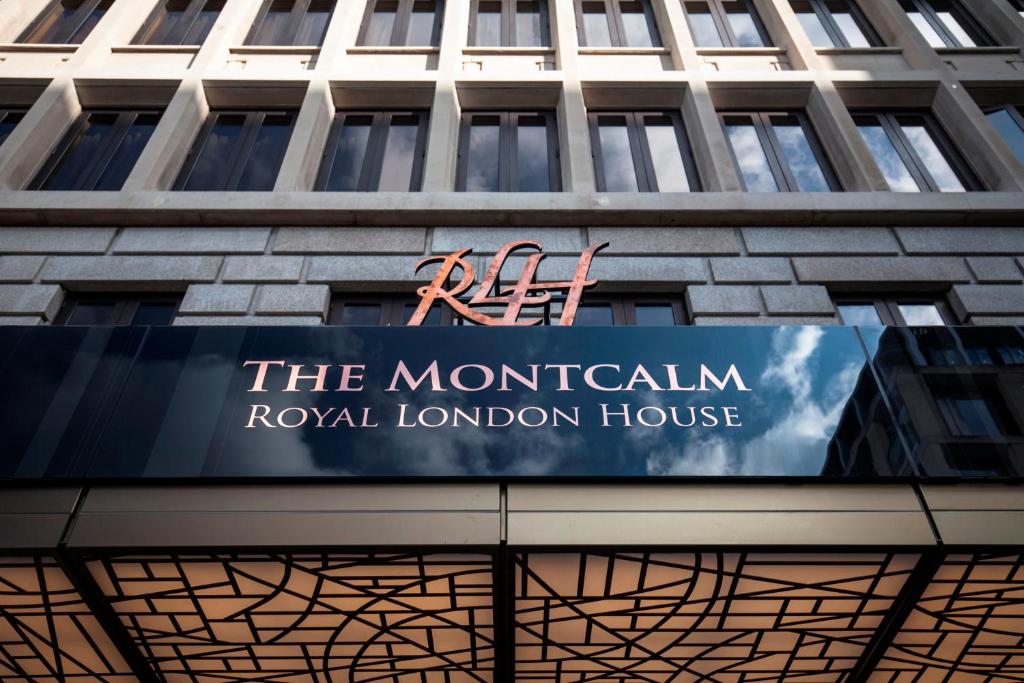 伦敦Montcalm Royal London House, London City的建筑物前的标志