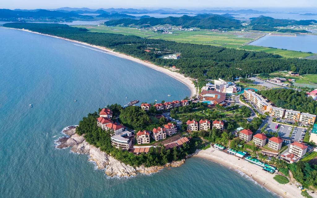SinanEldorado Resort的海滩上的度假村的空中景观