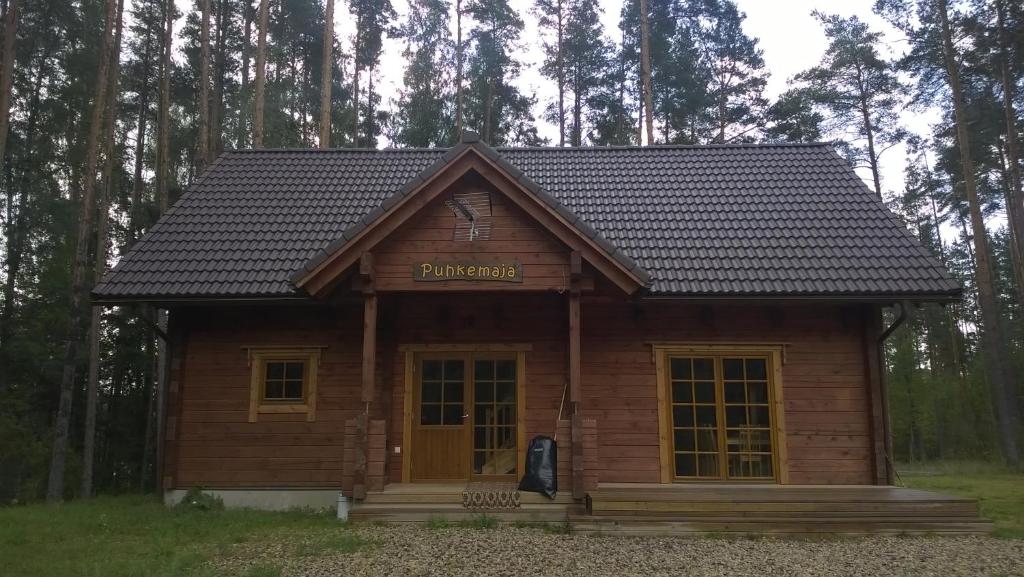 ÕrsavaPeko Holiday Home的森林中间的小小木屋