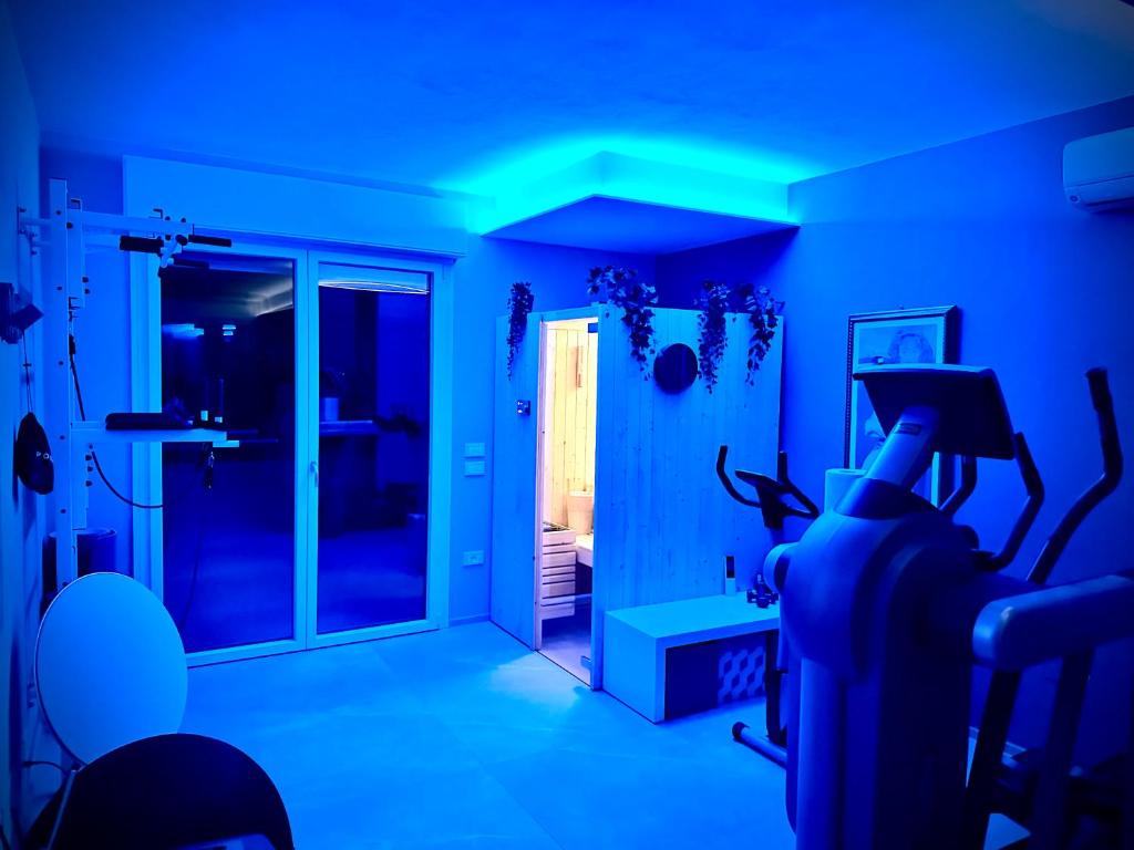 弗利OliVia Home Sauna & Gym的一间设有蓝色灯光的房间,并设有一个健身房