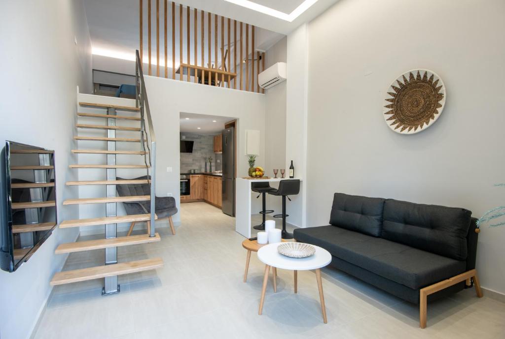 阿基欧斯尼古拉斯Mylos Modern Apartments,By Idealstay Experience的带沙发和螺旋楼梯的客厅