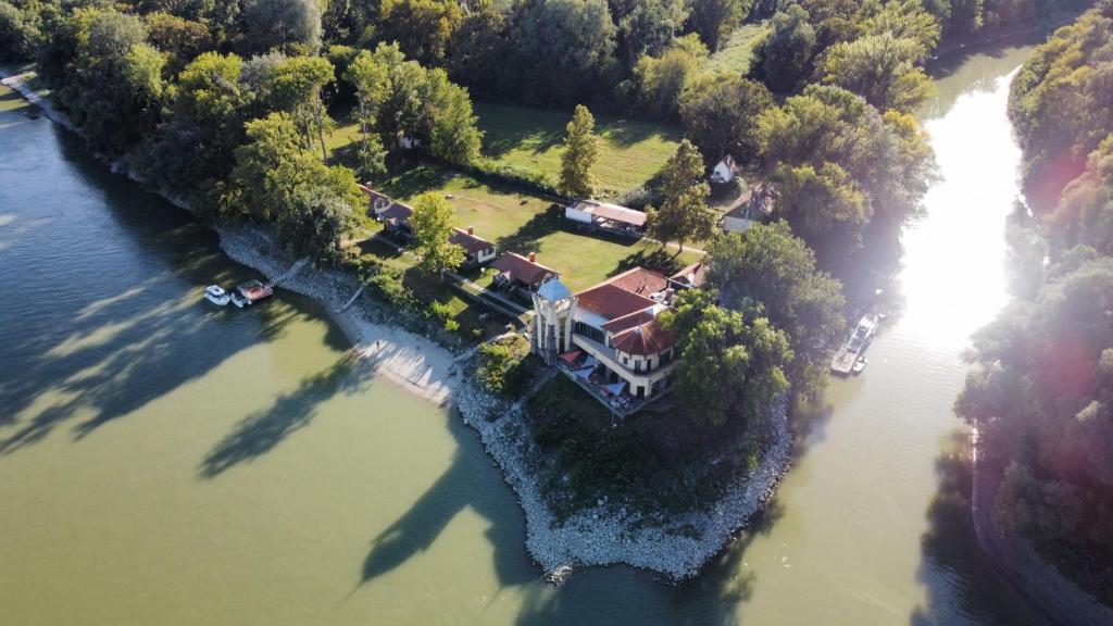 ÉrsekcsanádSZIGET HOTEL VERÁNKA的水面上岛上房屋的空中景观