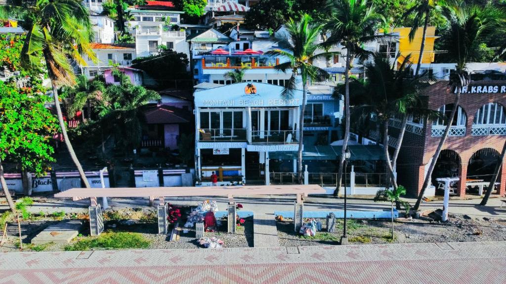 波尔多·格尼拉Montani Beach Resort Puerto Galera powered by Cocotel的一群站在建筑物前的人