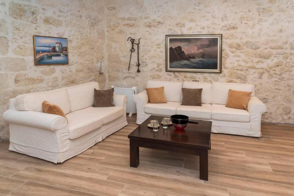 RoústikaVictoria's House Roustika的客厅配有2张白色沙发和1张咖啡桌